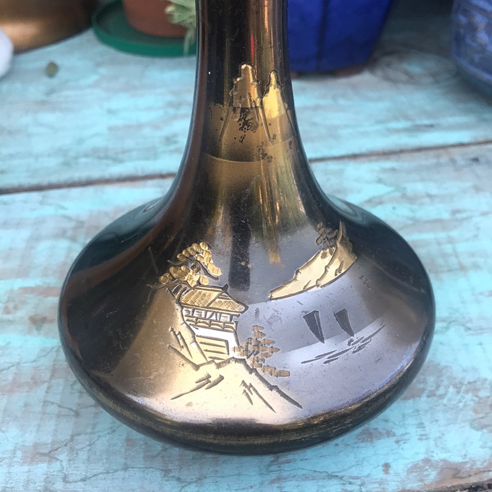 Beautiful scenery engraved metallic vase - Picture 5 of 10